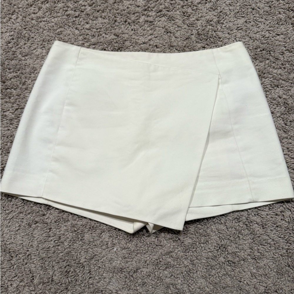 Womens Express White Wrap-Front Shorts, Size 6